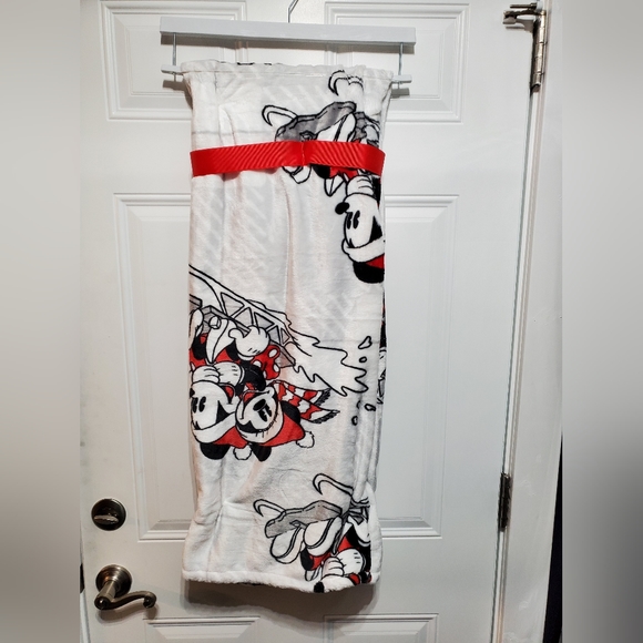 Disney Mickey and Minnie Mouse Plush Blanket Winter Sledding - Picture 15 of 15